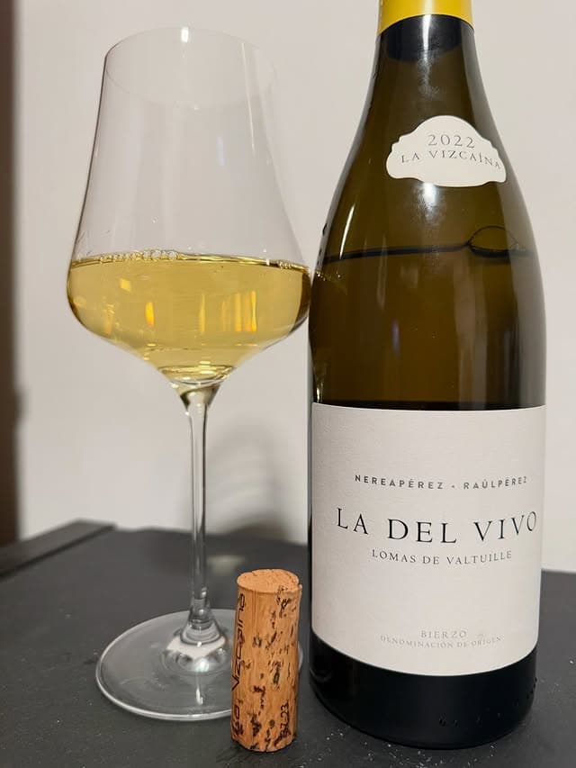 Botella y copa para experiencia de cata de vino